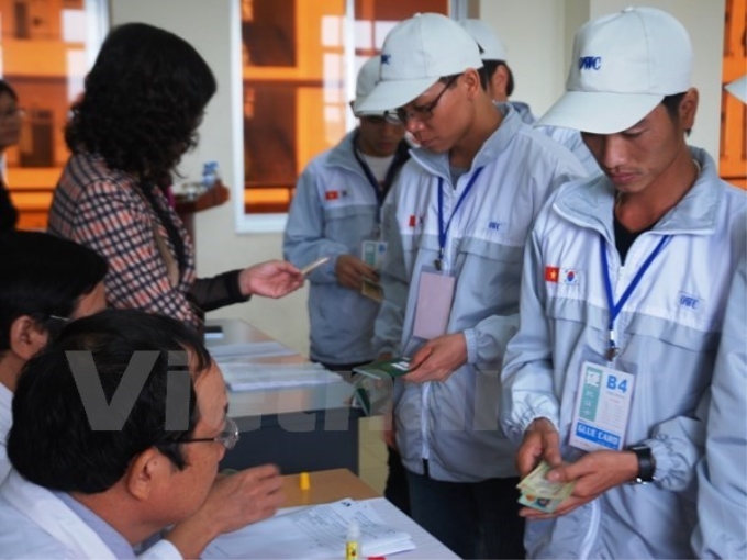 Lao động nộp giấy chứng nhận đã đóng tiền ký quỹ trước khi sang Hàn Quốc. (Ảnh: Hồng Kiều/Vietnam+)